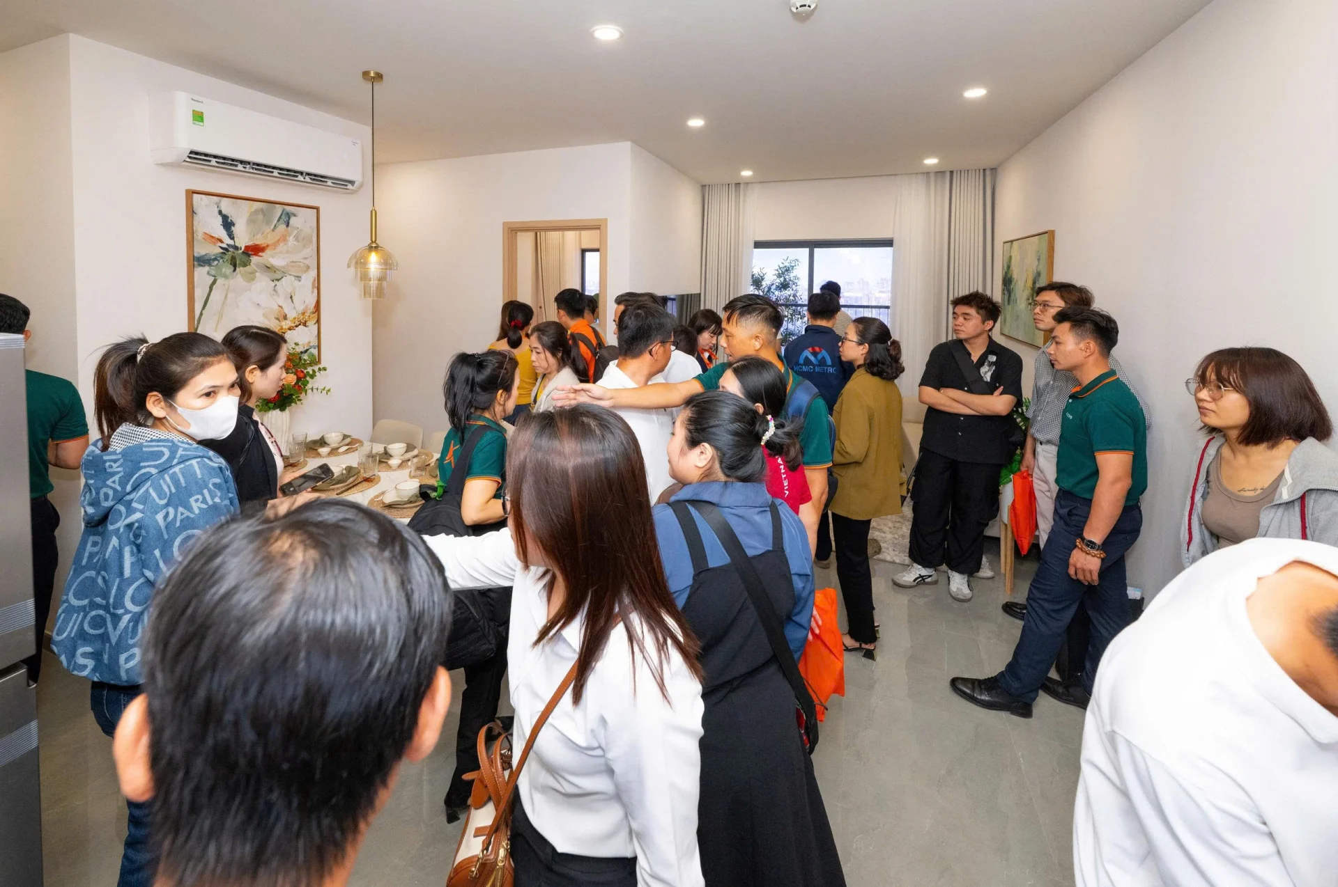 Khách hàng tham quan căn hộ mẫu trong ngày khai trương Sales Gallery K-Home Cityview.