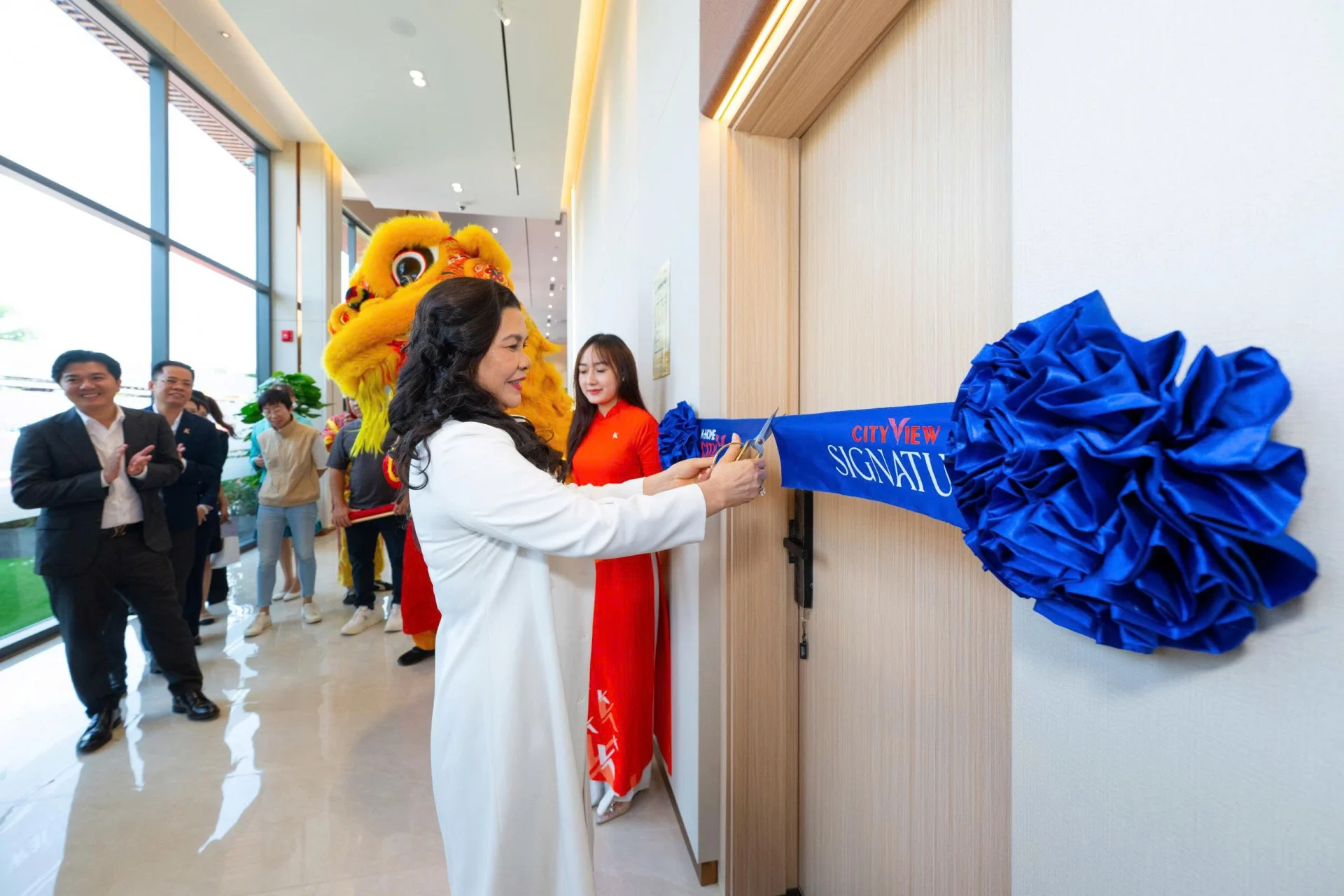 Bà Đặng Thị Kim Oanh cắt băng khai trương căn hộ mẫu 2 phòng ngủ.