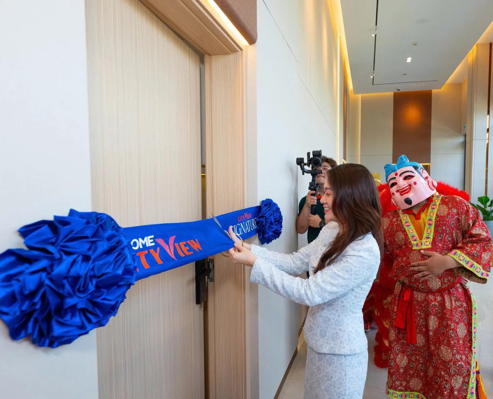 Bà Nguyễn Thị Nhung – Thành viên HĐQT Kim Oanh Group - cắt băng khai trương căn hộ mẫu 1 phòng ngủ+.