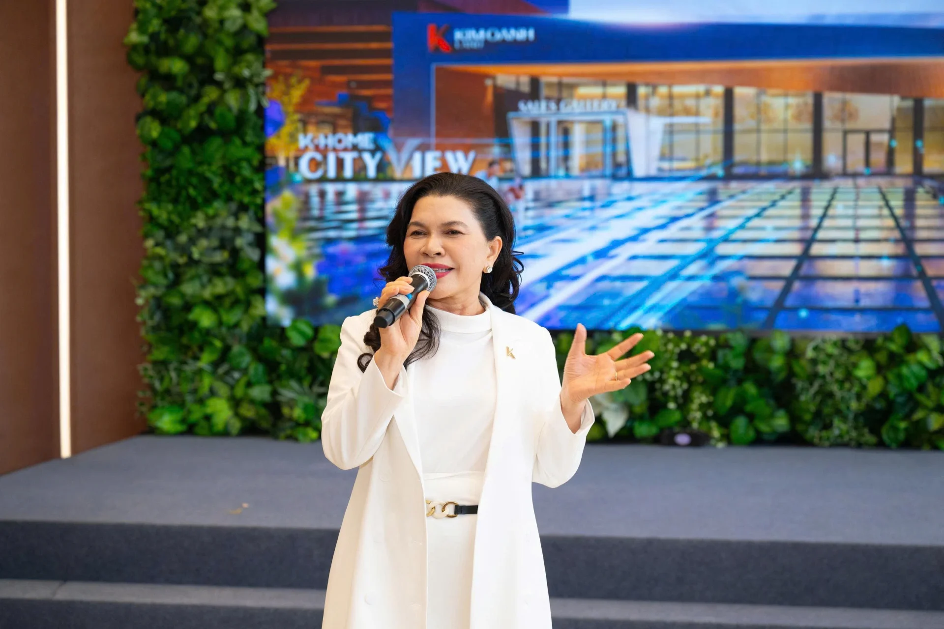 Bà Đặng Thị Kim Oanh – Chủ tịch HĐQT, Tổng Giám đốc Kim Oanh Group - chia sẻ: "Thương hiệu căn hộ K-Home được Kim Oanh Land và Tập đoàn Surbana Jurong, Global Vireon Studio nghiên cứu phát triển theo chuẩn Singapore và điều chỉnh phù hợp với nhu cầu của người Việt. Chính vì thế, các dự án không chỉ được chăm chút về quy hoạch, kiến trúc và hệ thống tiện ích mà còn tối ưu công năng sử dụng và đáp ứng tiêu chuẩn công trình xanh EDGE. Đặc biệt, sau khi hoàn thành, dự án sẽ được quản lý – vận hành bởi đơn vị chuyên nghiệp, ứng dụng công nghệ thông minh vừa mang đến trải nghiệm tiện nghi, hiện đại cho cư dân vừa giúp tiết kiệm thời gian và chi phí. Đây cũng chính là tâm huyết của Kim Oanh Land trong chiến lược đồng hành cùng Chính phủ kiến tạo những sản phẩm nhà ở chất lượng cao, môi trường sống trong lành, tiện nghi nhưng chi phí hợp lý hướng đến số đông người dân”.