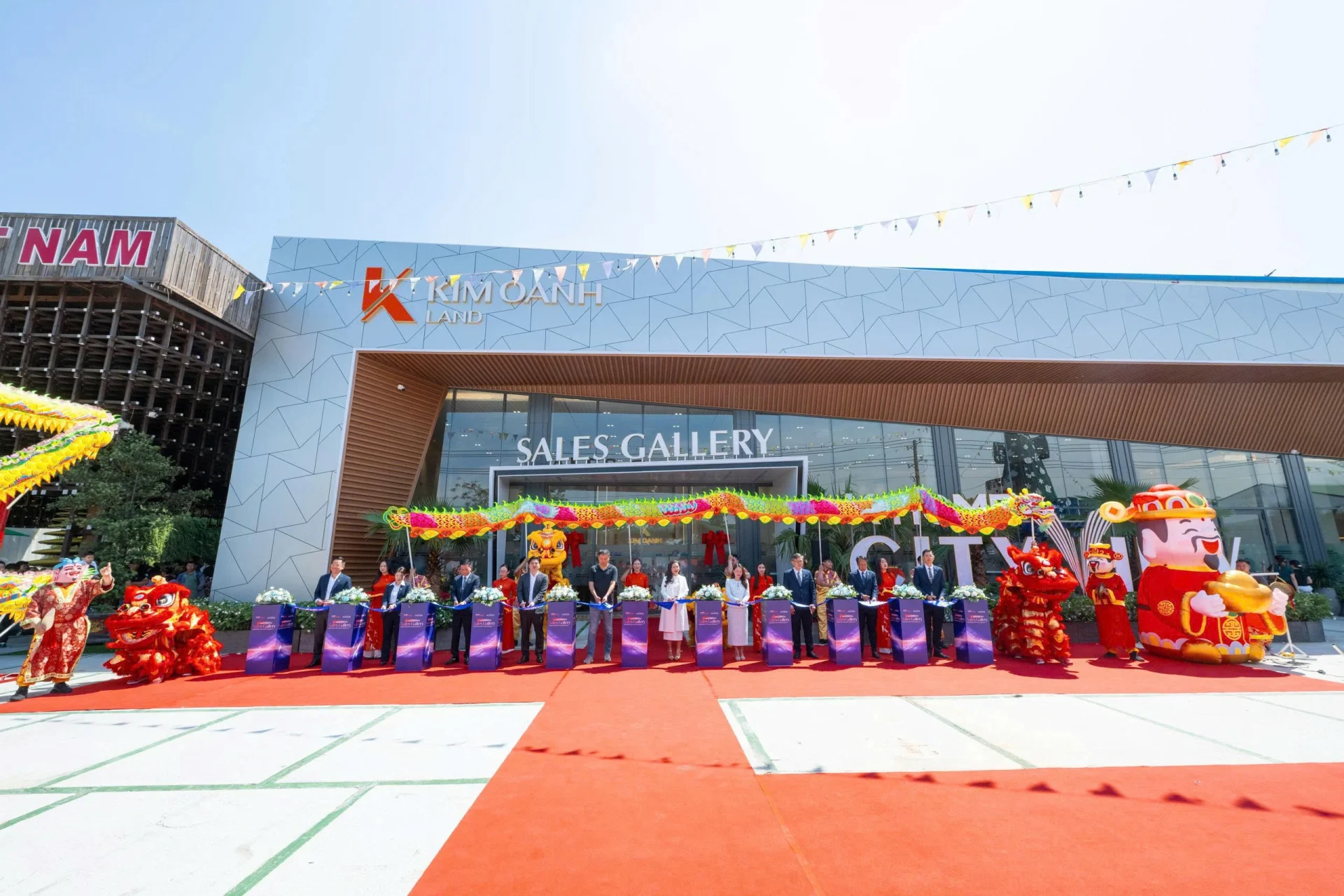 Ban lãnh đạo Kim Oanh Group và Kim Oanh Land thực hiện nghi thức cắt băng khai trương Sales Gallery K-Home Cityview.