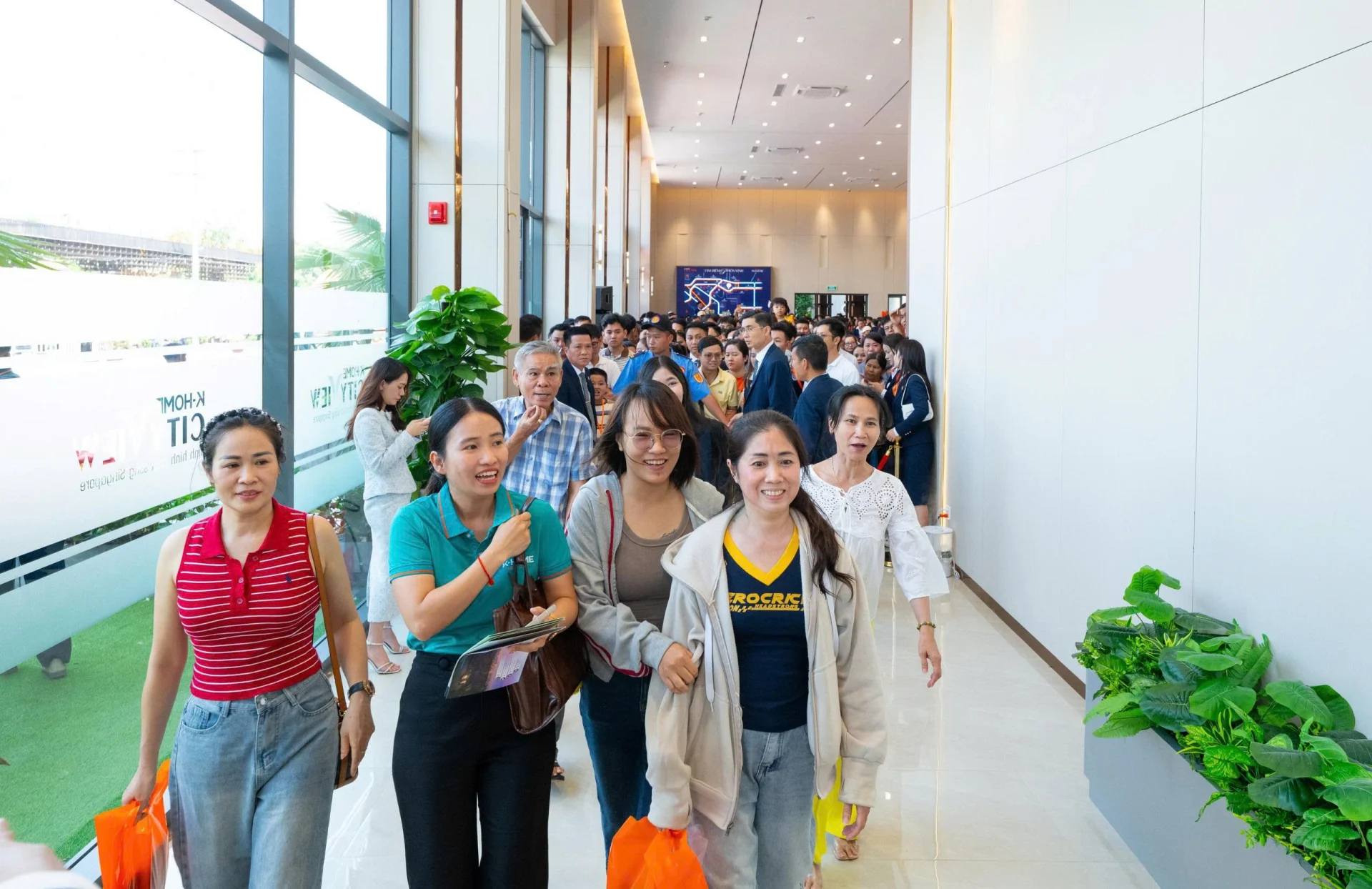 Khách hàng tham quan căn hộ mẫu trong ngày khai trương Sales Gallery K-Home Cityview.