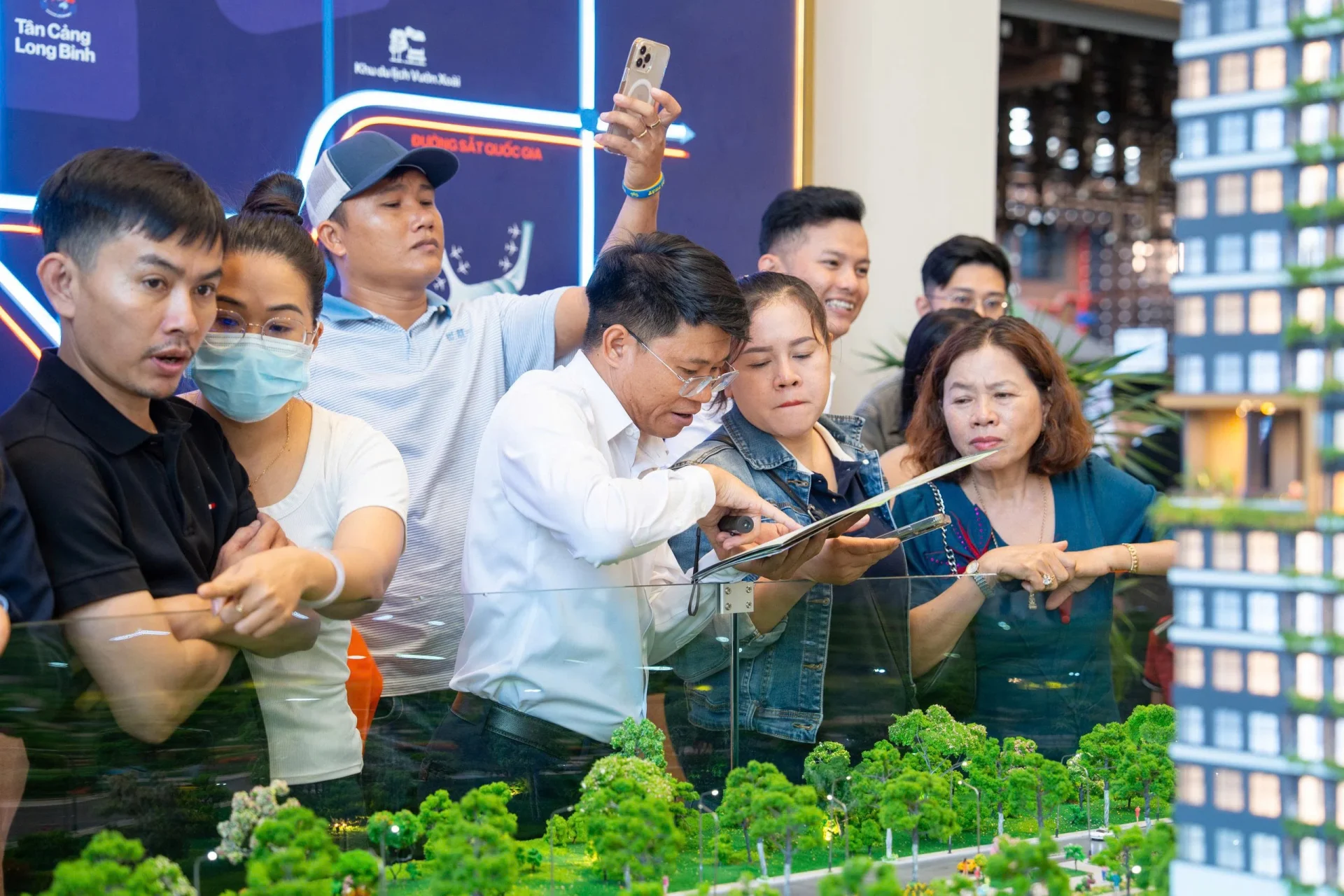 Sa bàn tổng thể K-Home Cityview tái hiện sinh động từ hệ thống giao thông kết nối, quy hoạch cho đến thiết kế, cảnh quan và hệ thống tiện ích…giúp khách hàng dễ dàng cảm nhận những ưu điểm vượt trội của dự án.